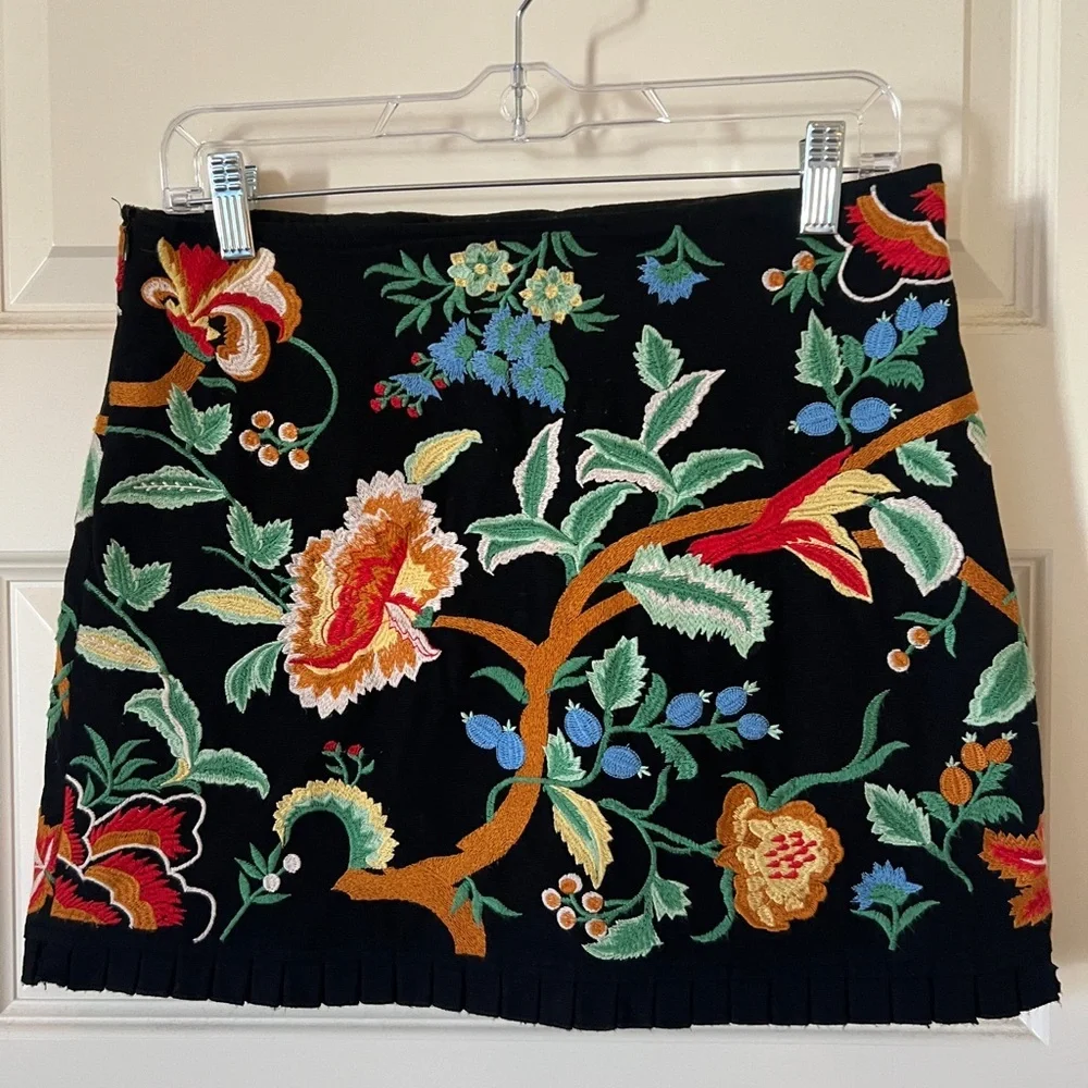 ZARA Woman Embroidered Pleated Hem Mini Skirt Size XS‎